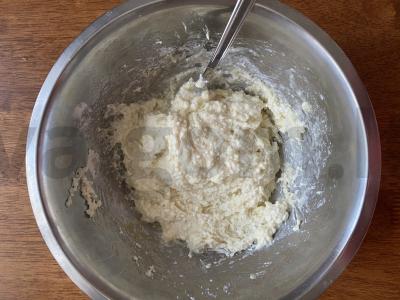 Švelnūs sūrio pyragėliai su braškėmis ir cukraus pudra Žingsnis 2