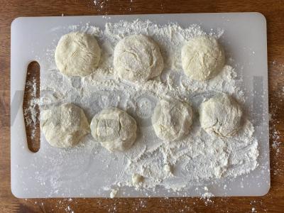 Švelnūs sūrio pyragėliai su braškėmis ir cukraus pudra Žingsnis 3