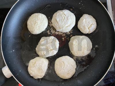 Švelnūs sūrio pyragėliai su braškėmis ir cukraus pudra Žingsnis 4