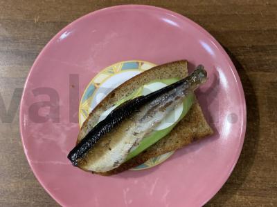 Sumuštiniai su šprotais, kiaušiniais ir agurkais Žingsnis 3