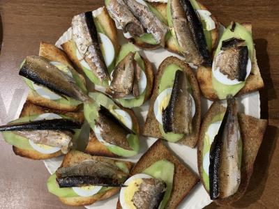 Sumuštiniai su šprotais, kiaušiniais ir agurkais pagrindine nuotrauka