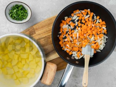 Bulvių sriuba su sūriu Žingsnis 1