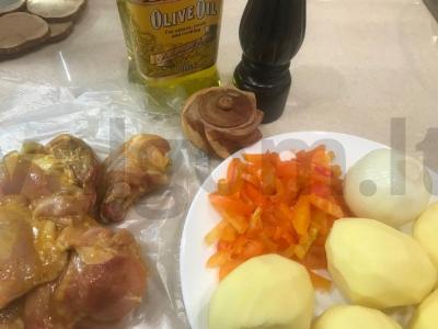 Marinuotos vištienos šlaunelės orkaitėje su bulvėmis Žingsnis 1