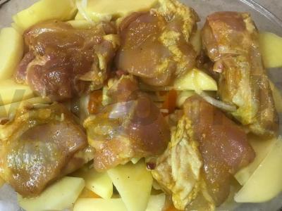 Marinuotos vištienos šlaunelės orkaitėje su bulvėmis Žingsnis 3