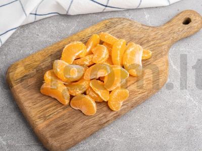 Mandarinų ir šaldytų uogų uogienė Žingsnis 1