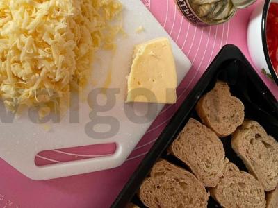 Karšti šprotų sumuštiniai Žingsnis 1