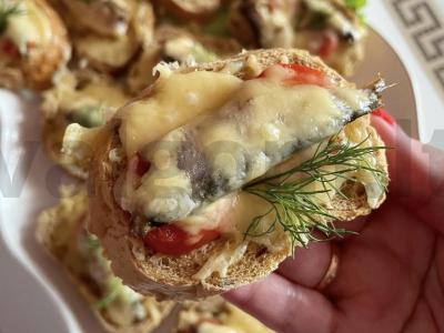 Karšti šprotų sumuštiniai pagrindine nuotrauka