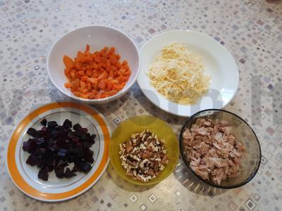 Daržovių salotos su triušiena ir graikiniais riešutais Žingsnis 1