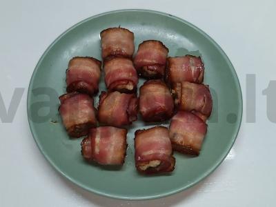 Grybai su aromatinga šonine pagrindine nuotrauka