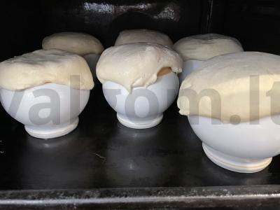 Koldūnai puoduose su daržovių mišiniu po tešlos dangteliu Žingsnis 4