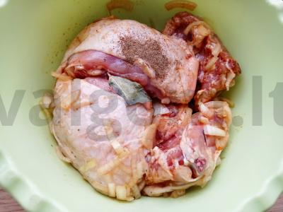 Vištienos šlaunelės svogūnų marinate Žingsnis 1