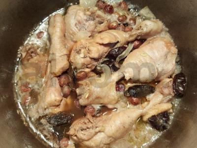 Švelnūs vištienos blauzdelės, troškintos su džiovintomis slyvomis, lazdyno riešutais ir ryžių garnyru Žingsnis 1