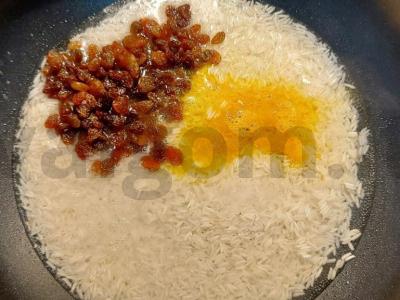 Švelnūs vištienos blauzdelės, troškintos su džiovintomis slyvomis, lazdyno riešutais ir ryžių garnyru Žingsnis 2