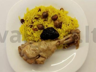 Švelnūs vištienos blauzdelės, troškintos su džiovintomis slyvomis, lazdyno riešutais ir ryžių garnyru pagrindine nuotrauka