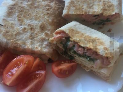 Pita su sūriu ir dešra pagrindine nuotrauka