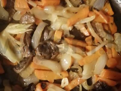 Soba su grybais, daržovėmis ir sojų padažu Žingsnis 1