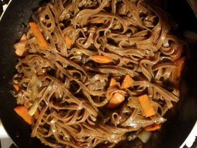 Soba su grybais, daržovėmis ir sojų padažu Žingsnis 3