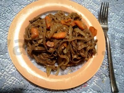 Soba su grybais, daržovėmis ir sojų padažu pagrindine nuotrauka