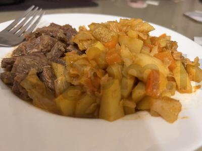 Troškintos bulvės su kopūstais pagrindine nuotrauka