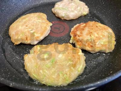 Vegetariški baltųjų pupelių ir cukinijų kotletai Žingsnis 3