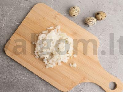 Orkaitėje kepti grybai su putpelių kiaušiniais ir svogūnais Žingsnis 1