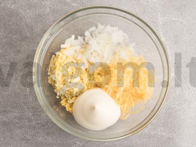 Orkaitėje kepti grybai su putpelių kiaušiniais ir svogūnais Žingsnis 2