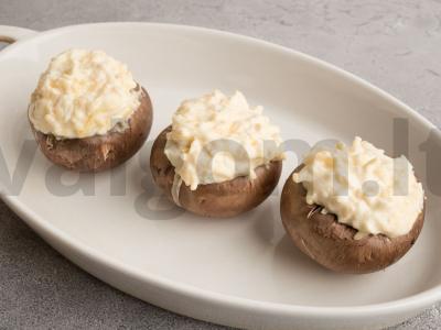 Orkaitėje kepti grybai su putpelių kiaušiniais ir svogūnais Žingsnis 3