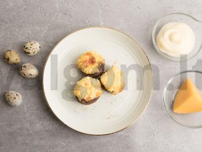 Orkaitėje kepti grybai su putpelių kiaušiniais ir svogūnais Žingsnis 4