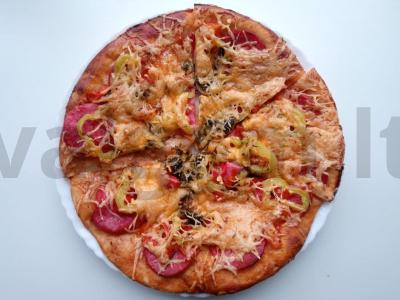 Naminė pica su saliamiu pagrindine nuotrauka