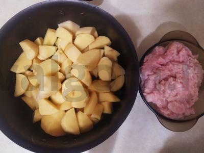 Kepti mėsos kukuliai su virtomis bulvėmis Žingsnis 1