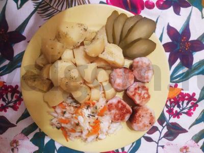 Kepti mėsos kukuliai su virtomis bulvėmis pagrindine nuotrauka