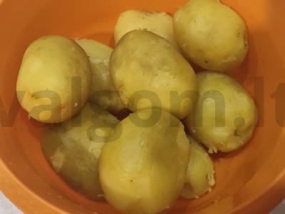 Bulvių troškinys su vištiena ir grybais Žingsnis 1