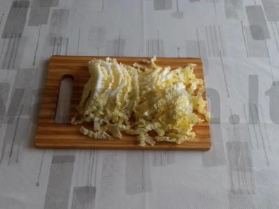 Salotos su konservuotu tunu ir Pekino kopūstais Žingsnis 1