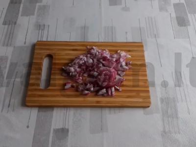 Salotos su konservuotu tunu ir Pekino kopūstais Žingsnis 4