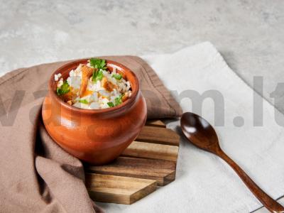 Kalakutiena su ryžiais, grybais ir kopūstais puoduose pagrindine nuotrauka