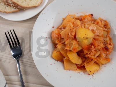 Raugintų kopūstų troškinys pagrindine nuotrauka