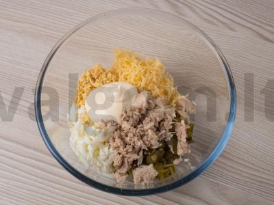 Salotos su konservuotu tunu ir marinuotu agurku Žingsnis 3