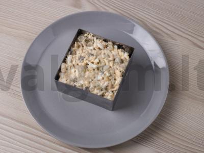Salotos su konservuotu tunu ir marinuotu agurku Žingsnis 4