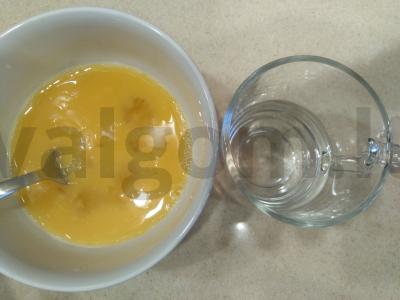 Omletas su mineraliniu vandeniu Žingsnis 1