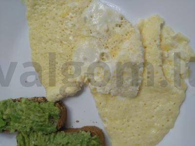 Omletas su mineraliniu vandeniu pagrindine nuotrauka