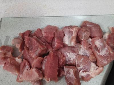 Kiaulienos ir bulvių kepsnys pomidorų pastoje Žingsnis 1
