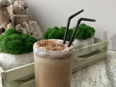 Frappe su ledais ir tarkuotu šokoladu pagrindine nuotrauka