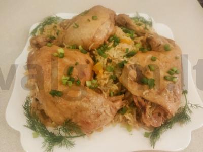 Kumpiai ir ryžiai su karameliniu braškių padažu pagrindine nuotrauka