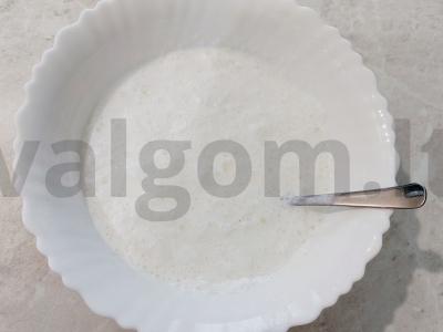 Svogūnų ir kiaušinių plakiniai keptuvėje Žingsnis 1