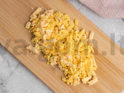 Įdaryti kiaušiniai "Tulpės" su lydytu sūriu ir česnaku Žingsnis 2