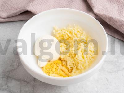 Įdaryti kiaušiniai "Tulpės" su lydytu sūriu ir česnaku Žingsnis 3