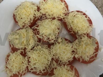 Pomidorai su sūriu pagrindine nuotrauka