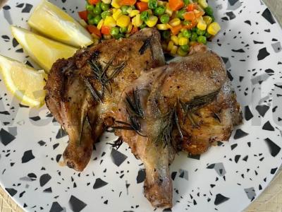 Aštri vištiena su rozmarinu pagrindine nuotrauka
