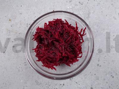 Silkė po kailiu su šprotais ir svogūnais Žingsnis 3