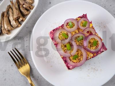 Silkė po kailiu su šprotais ir svogūnais pagrindine nuotrauka